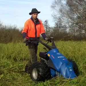 Tobias Burat bei der Mahd mit eimem Balkenmähwerk